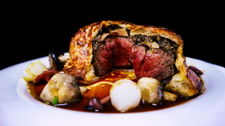 ภาพมุมใกล้ของ Saveur’s Beef En Croute