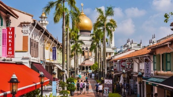 ภาพย่าน Kampong Gelam ที่มี Sultan Mosque ปรากฏเป็นฉากหลัง