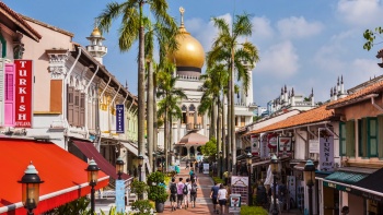 ภาพย่าน Kampong Gelam ที่มี Sultan Mosque ปรากฏเป็นฉากหลัง 