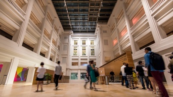 ภาพนักท่องเที่ยวที่ลานกว้างใน National Gallery