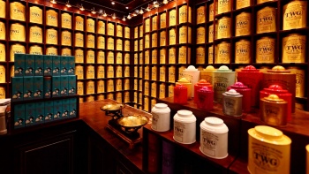 แถวของกล่องชา TWG Tea บนจอแสดงผล 