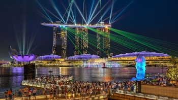 ภาพในตอนกลางคืนของงาน iLight Marina Bay ในผลงานศิลปะแบบจัดวาง Elements of Life