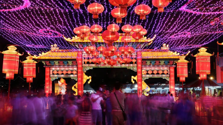 ภาพมุมกว้างของการตกแต่งงานเทศกาลโคมไฟ River Hongbao