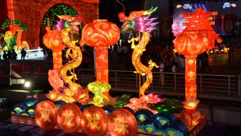 ภาพมุมกว้างของการตกแต่งในเทศกาลโคมไฟ River Hongbao