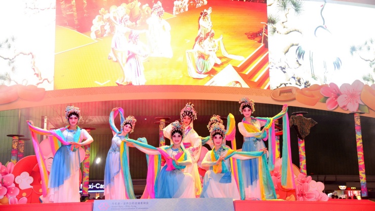 บรรดานักเต้นในงานเฉลิมฉลองเทศกาลตรุษจีน