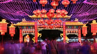 ภาพมุมกว้างของโคมไฟและการตกแต่งประดับประดาไฟในเทศกาลตรุษจีน