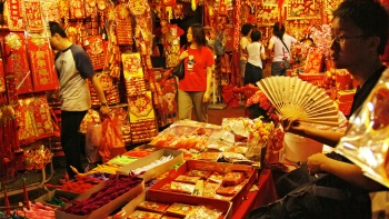 แผงขายสินค้าย่าน Chinatown ที่ขายของตกแต่งในช่วงเทศกาลตรุษจีน ซึ่งล้วนแล้วแต่เป็นสีแดง