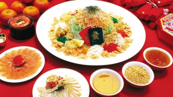 อาหารที่เป็นสัญลักษณ์ในเทศกาลตรุษจีนคือ โหลเฮ (สลัดเนื้อปลาดิบตามสูตรของจีนกวางตุ้ง)