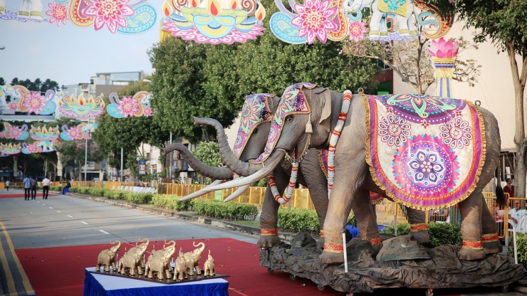 รูปปั้นช้างที่ตั้งเรียงรายสองข้างทางในย่านลิตเติ้ลอินเดียในช่วงเทศกาล