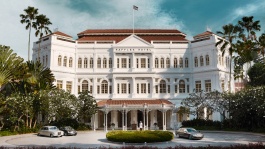 ภาพมุมกว้างของด้านหน้า Raffles Hotel Singapore
