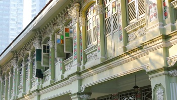 ภาพใกล้ของด้านหน้าตึกแถวบนถนน Keong Saik