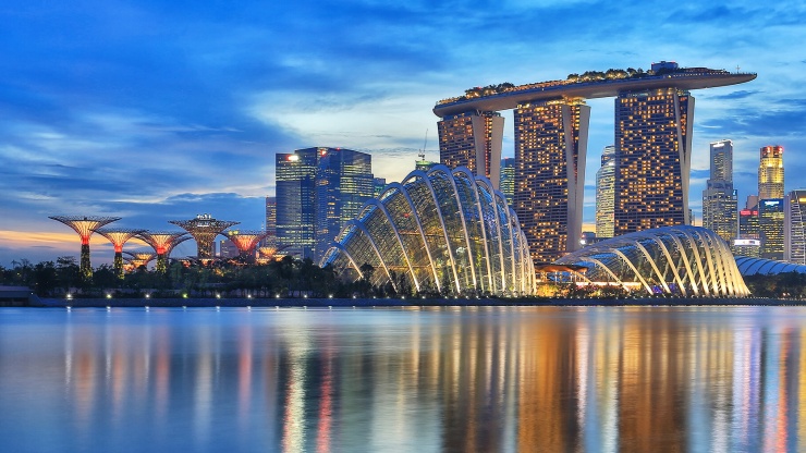 วิวยามเย็นของ Gardens by the Bay ที่มองไปเห็นเส้นขอบฟ้าของสิงคโปร์ที่ Marina Bay Singapore และแม่น้ำสิงคโปร์ที่อยู่ด้านหน้า