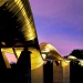 สีสันยามดวงอาทิตย์ตกส่องสะท้อนบนสะพาน Henderson Waves ให้ประกายแสงสีทองที่งดงามจับตา