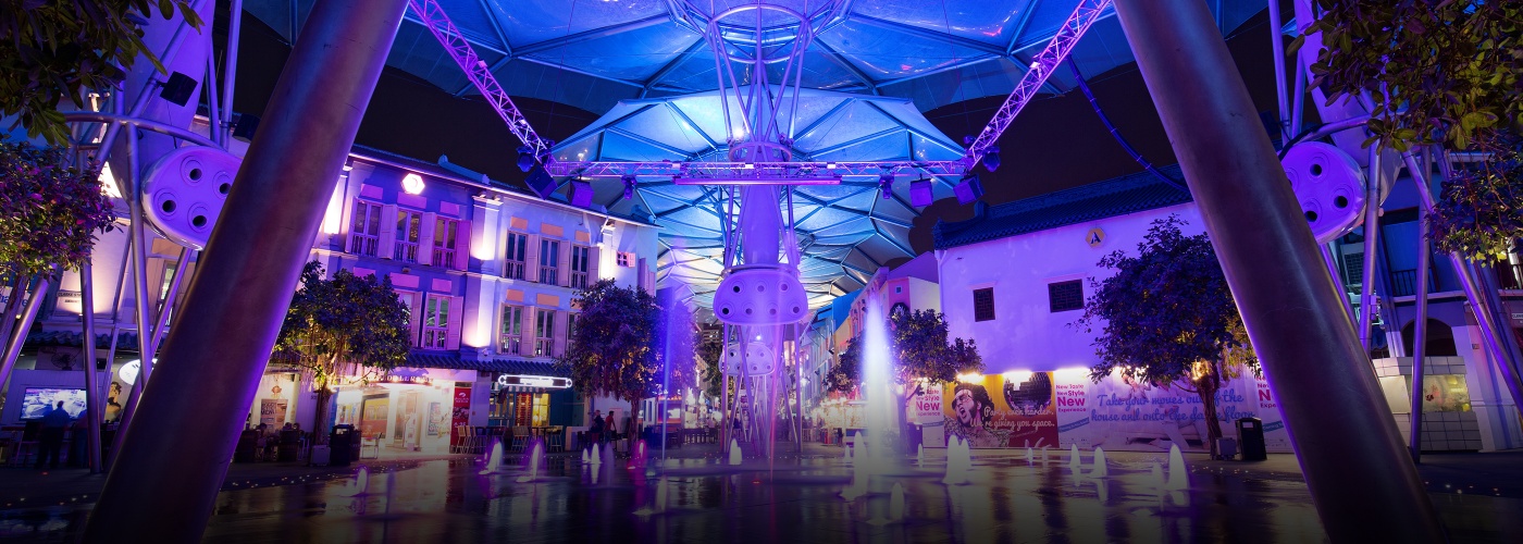 Central Fountain Square ในย่าน Clarke Quay ในยามค่ำคืน