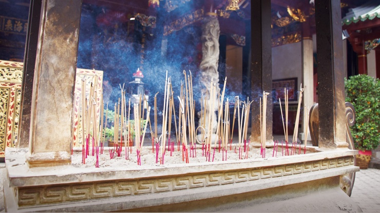 ผู้คนมาจุดธูปไหว้ที่วัด Thian Hock Keng Temple