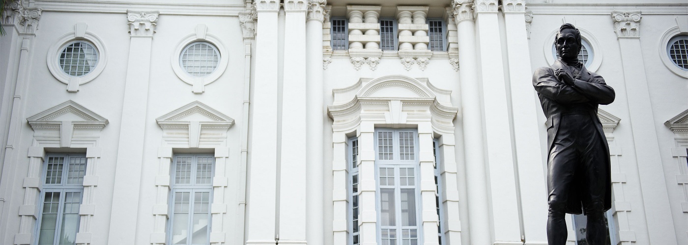 Statue of Sir Stamford Raffles in front of Victoria Theatre and Victoria Concert Hall