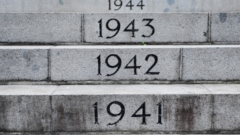 ตัวเลขปีที่จารึกไว้ใน Cenotaph อนุสรณ์สถานแห่งสงครามโลก