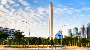 Civilian War Memorial ท่ามกลางตึกระฟ้าในย่านธุรกิจใจกลางเมือง
