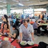 ผู้คนรับประทานอาหารเย็นกันที่ Chinatown Complex 