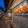 ภาพมุมกว้างของป้ายร้าน Jumbo Seafood ที่ Dempsey Hill