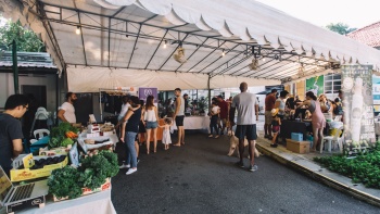 Farmers Market ที่ Loewen Gardens