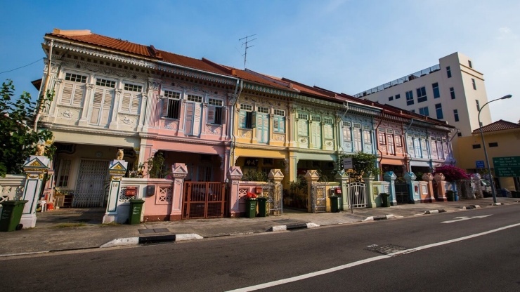 ร้านค้าที่สวยงามตั้งเรียงรายไปตามถนน Joo Chiat