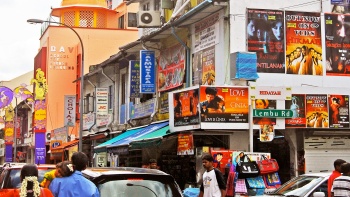 ภาพถนนในย่าน Little India ที่จอแจและเต็มไปด้วยสีสัน