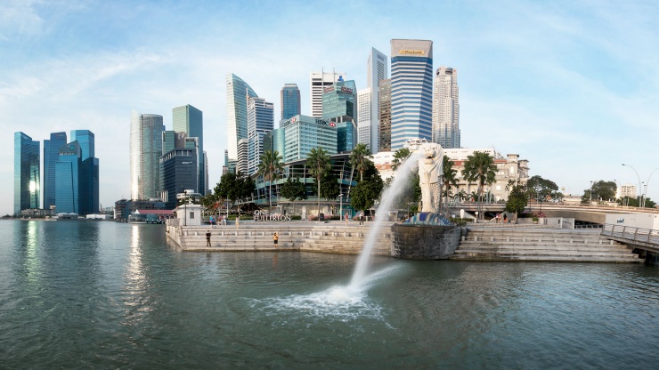 ภาพมุมกว้างของเส้นขอบฟ้าสิงคโปร์และรูปปั้นเมอร์ไลออนที่ Marina Bay