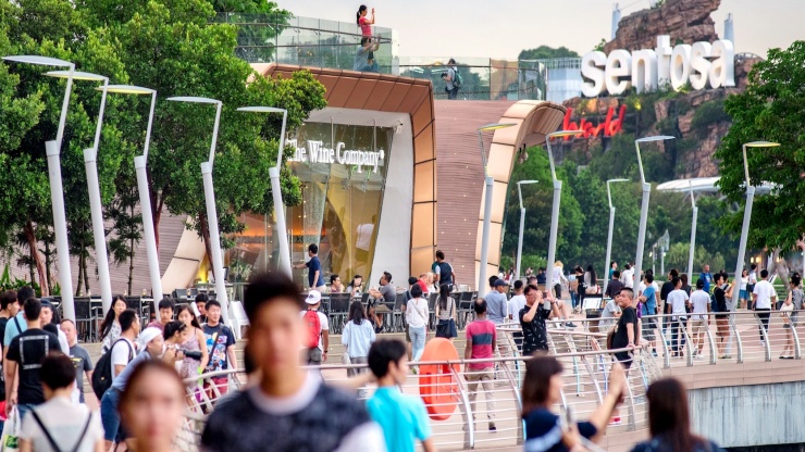 ลาน Sentosa Boardwalk ที่เต็มไปด้วยผู้คนที่มาท่องเที่ยว