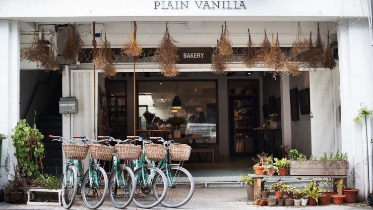 ด้านนอกร้าน Plain Vanilla ในย่าน Tiong Bahru