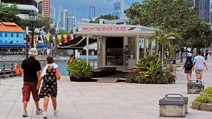 บูธ Singapore River Cruise ที่อยู่ติดแม่น้ำสิงคโปร์