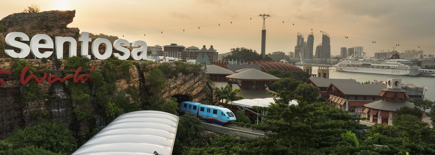 เส้นขอบฟ้าของ Sentosa (เกาะเซ็นโตซ่า) พร้อมด้วยรถไฟฟ้าและกระเช้าไฟฟ้า 