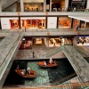 ภายใน The Shoppes at Marina Bay Sands ที่มีกิจกรรมพายเรือสำปั้นล่องไปตามคลองในร่ม