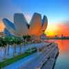 อาคารรูปทรงดอกบัวที่มีเอกลักษณ์ของ ArtScience Museum™ ที่ Marina Bay Sands<sup>®</sup> สิงคโปร์ในเวลาดวงอาทิตย์ตก