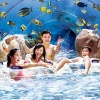 ครอบครัวกำลังสนุกกับการเล่นน้ำที่สวนน้ำ Adventure Cove Waterpark™