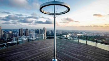 วิว 360 องศาที่เด่นชัดของเส้นขอบฟ้าสิงคโปร์จากจุดชมวิว Sands Skypark