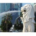 ภาพแนวตั้งของ Merlion ที่พ่นน้ำออกมาในระหว่างวัน โดยมีตึกระฟ้าของสิงคโปร์ปรากฏเป็นฉากหลัง