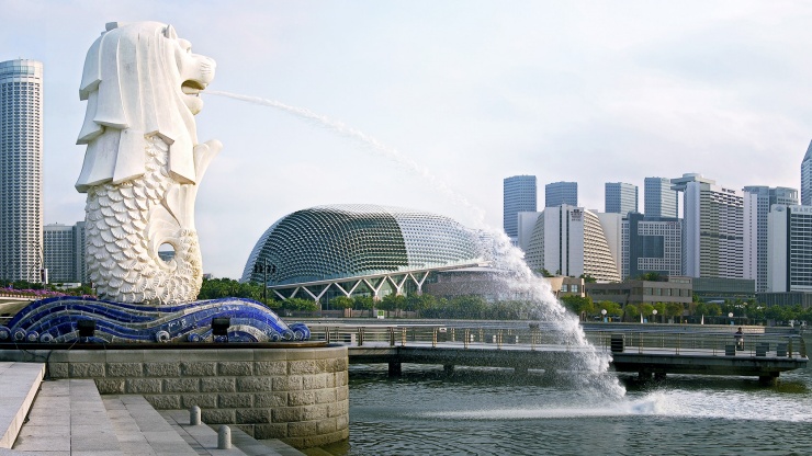 รูปปั้น Merlion บนเส้นขอบฟ้าของสิงคโปร์ในยามกลางวัน