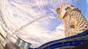 รูปปั้น Merlion ที่พ่นน้ำลงในแม่น้ำสิงคโปร์