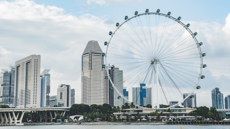 Singapore Flyer ที่ทาบอยู่บนเส้นขอบฟ้าของสิงคโปร์ในเวลากลางวัน