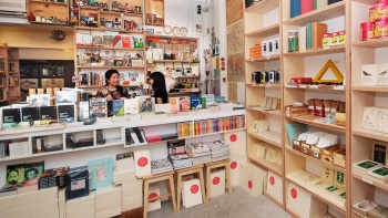 หนังสือกวีนิพนธ์และนวนิยายจากนักเขียนสิงคโปร์มีให้เลือกมากมายที่ร้าน BooksActually