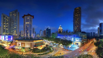 ตึกระฟ้าในยามค่ำคืนบนถนน Orchard Road 