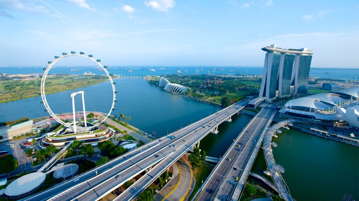 ภาพขอบฟ้าของสิงคโปร์จากมุมสูงและสถานที่สำคัญที่เป็นสัญลักษณ์