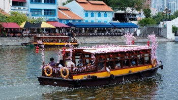 เรือบัมโบ๊ทแบบดั้งเดิมที่ล่องไปตามแม่น้ำสิงคโปร์