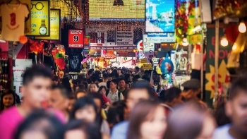 ฝูงชนใน Bugis Street Market สิงคโปร์