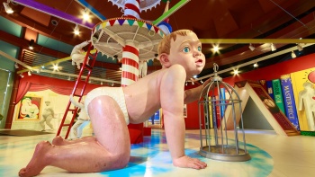 รูปปั้นเด็กขนาดใหญ่กว่าตัวจริงที่กำลังคลานอยู่ใน Trick Eye Museum ที่ Resorts World Sentosa