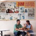 คู่รักกำลังทานอาหารกันอย่างเอร็ดอร่อยที่ร้าน 328 Katong Laksa