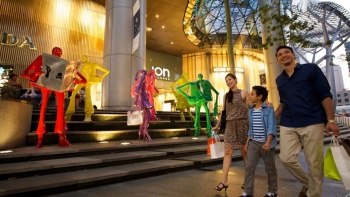 ครอบครัวเดินผ่านรูปปั้น “Urban people” ที่อยู่ด้านนอกห้าง ION Orchard