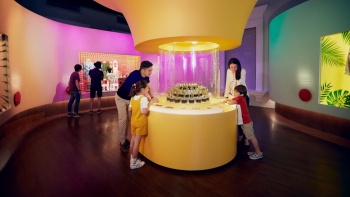 ครอบครัวกำลังเพลิดเพลินใน National Museum Singapore