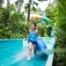 เด็กผู้หญิงที่สวนน้ำ Adventure Cove Waterpark™